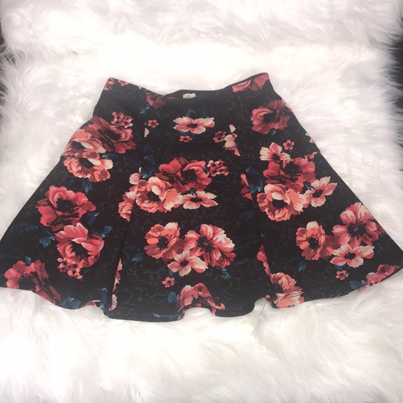 😍HOLLISTER Mini Skirt with multi colored floral🔥 - Picture 1 of 5